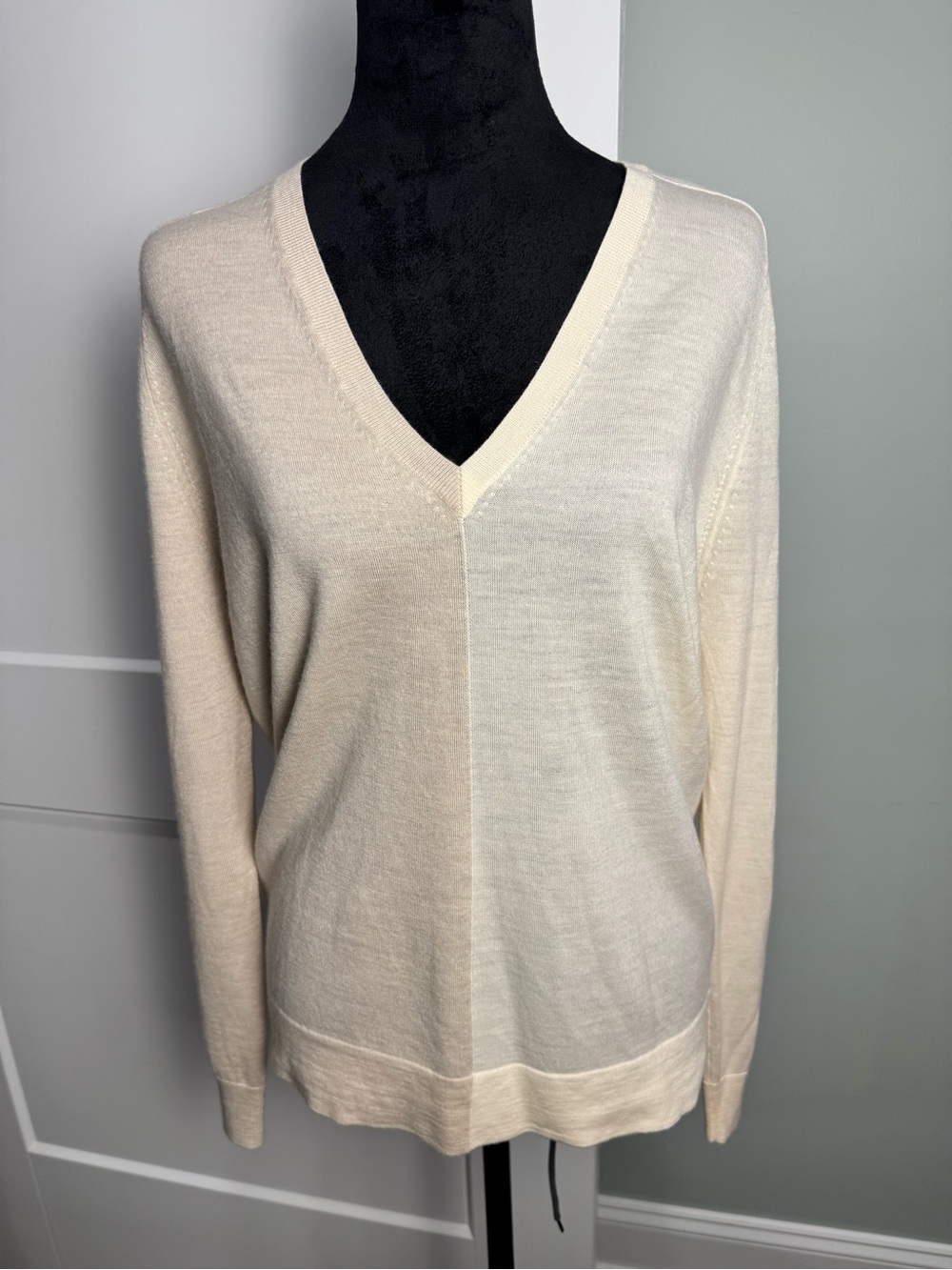 THEORY ivory Beige Long Sleeve V-Neck lightweight Sweater soft wool